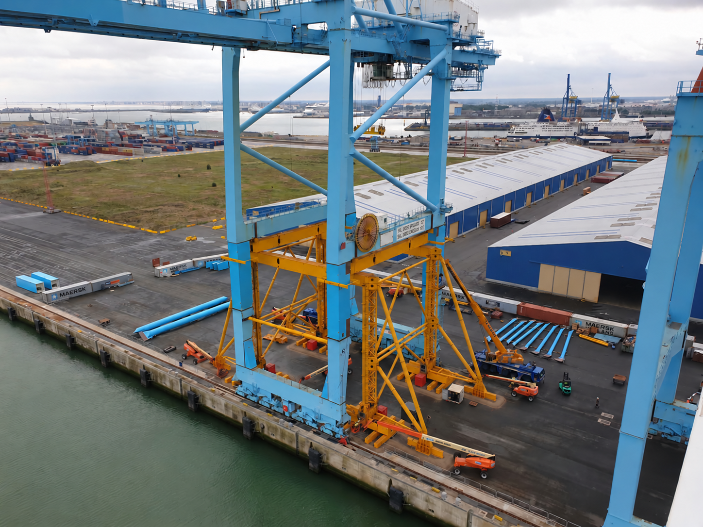 Overview of the crane raising setup in Zeebrugge